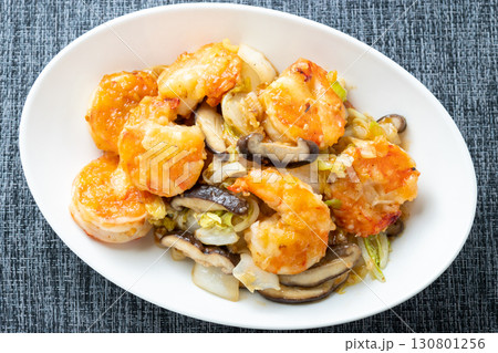 海老と椎茸と白菜の中華風炒め物。 130801256