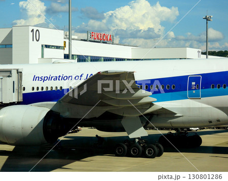 出発を待つ飛行機 130801286