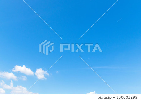 夏の青空と日差しに輝く夏の雲18 130801299