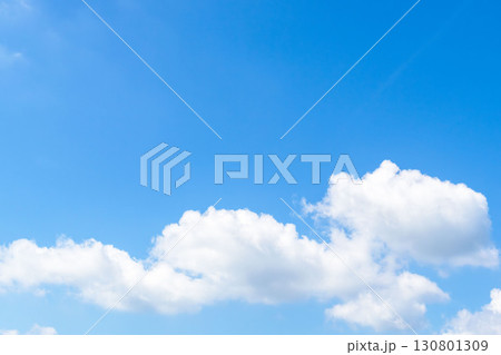 夏の青空と日差しに輝く夏の雲23 夏の青空と日差しに輝く夏の雲23 130801309
