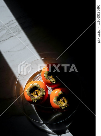 大理石のテーブルの上の柿 大理石のテーブルの上の柿 130802690