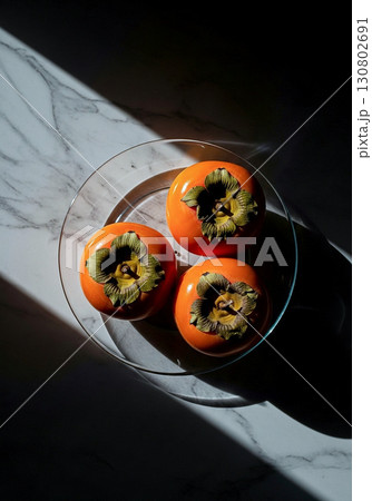 大理石のテーブルの上の柿 130802691
