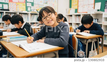 中学受験に合格するため塾の教室で勉強する小学生の子供 130802910