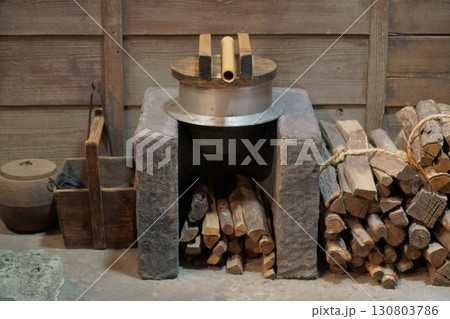 歴史ある釜戸と釜 130803786