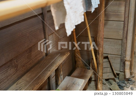 歴史ある長屋の路地 歴史ある長屋の路地 130803849