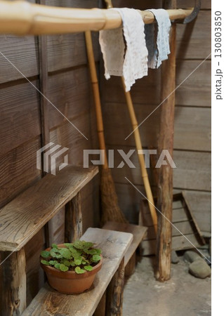長屋の路地にある物干しと鉢植え 130803850