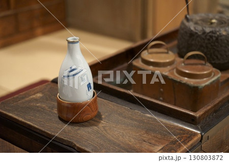 長火鉢にある徳利 長火鉢にある徳利 130803872
