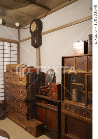 歴史ある長屋の室内 130803949