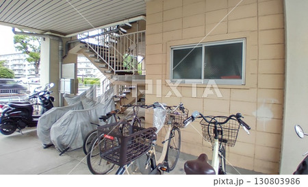 アパートの下の自転車のある風景。駐輪場 130803986