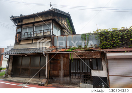 日本の兵庫県姫路市網干区の古くてとても美しい建物 日本の兵庫県姫路市網干区の古くてとても美しい建物 130804320