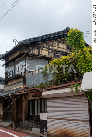 日本の兵庫県姫路市網干区の古くてとても美しい建物 日本の兵庫県姫路市網干区の古くてとても美しい建物 130804321