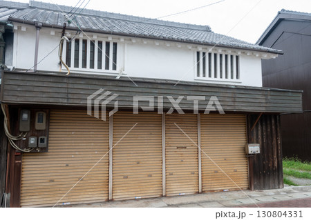 日本の兵庫県姫路市網干区の古くてとても美しい建物 日本の兵庫県姫路市網干区の古くてとても美しい建物 130804331