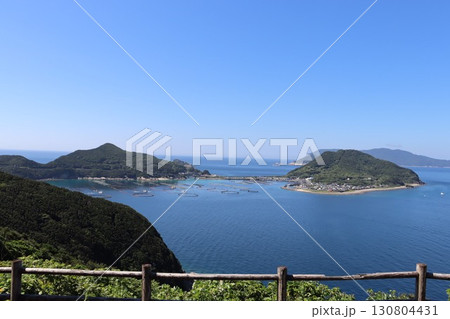 高知県大月町にある一切休憩所から見える柏島の風景 130804431