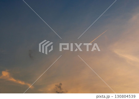 夏の空　夕暮れの時の空と雲192 130804539