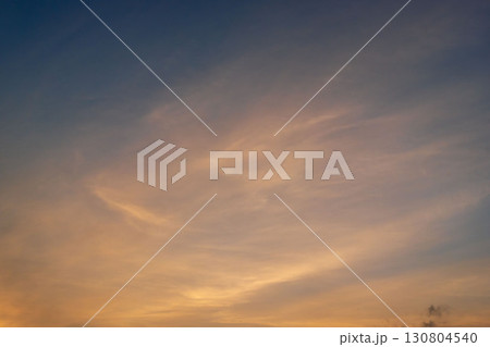 夏の空　夕暮れの時の空と雲193 130804540
