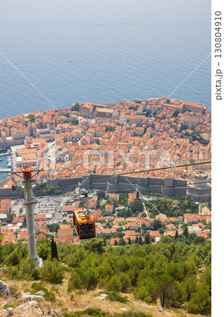 ヨーロッパ、クロアチアのスルジ山頂付近から見たドゥブロヴニクの旧市街の風景 130804910