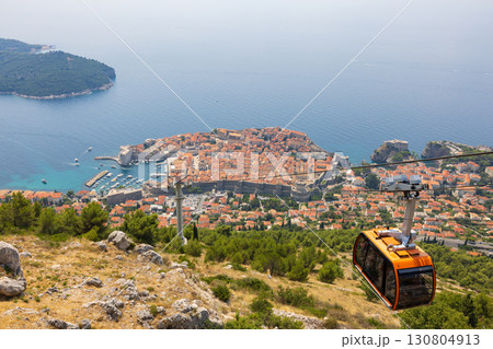 ヨーロッパ、クロアチアのスルジ山頂付近から見たドゥブロヴニクの旧市街の風景 ヨーロッパ、クロアチアのスルジ山頂付近から見たドゥブロヴニクの旧市街の風景 130804913