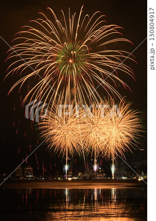 諏訪湖面に映る花火 130804917
