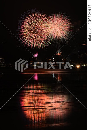 諏訪湖面に映る花火 諏訪湖面に映る花火 130804918