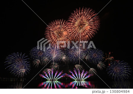 川面に映える花火 130804984