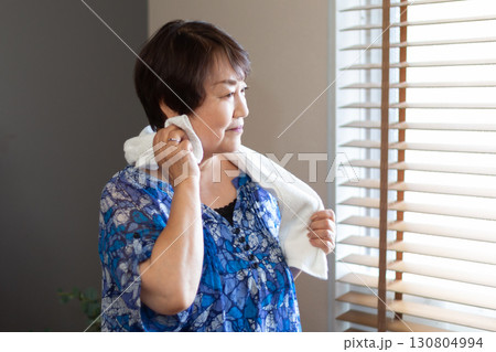 タオルで汗を拭う60代のシニア女性 上半身 タオルで汗を拭う60代のシニア女性 上半身 130804994