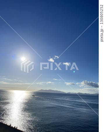 海を照らす太陽と水平線 130805252