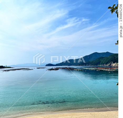 高知県大月町柏島の白浜から望むエメラルドグリーンの海 130805256