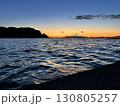 さざなみ越しの夕焼け空と水平線 130805257