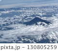 飛行機に乗り上空から見た雲に浮かぶ富士山 130805259