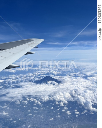 飛行機から見た雲に浮かぶ富士山と翼 130805261