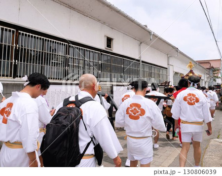 西条の祇園祭り 神輿の行列 (東広島市西条町酒蔵通り) 西条の祇園祭り 神輿の行列 (東広島市西条町酒蔵通り) 130806039