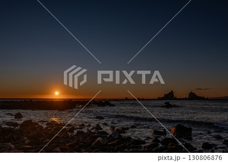 真鶴岬三ツ石と日の出 130806876