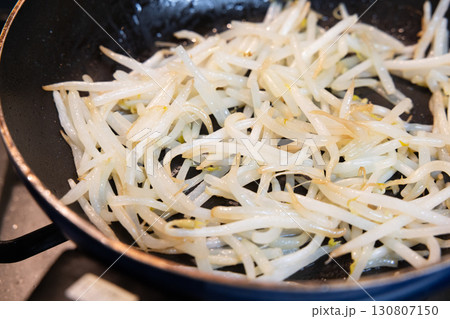 フライパンでもやし炒めを調理中 130807150