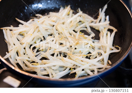 フライパンでもやし炒めを調理中 フライパンでもやし炒めを調理中 130807151