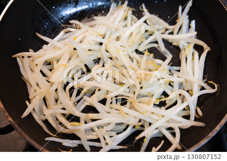 フライパンでもやし炒めを調理中 フライパンでもやし炒めを調理中 130807152
