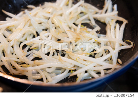 フライパンでもやし炒めを調理中 130807154