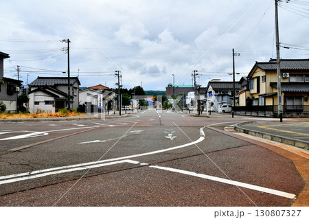 糸魚川駅アルプス口(南口)周辺の風景/糸魚川市役所方面を望む(新潟県糸魚川市)【2025.8】 糸魚川駅アルプス口(南口)周辺の風景/糸魚川市役所方面を望む(新潟県糸魚川市)【2025.8】 130807327