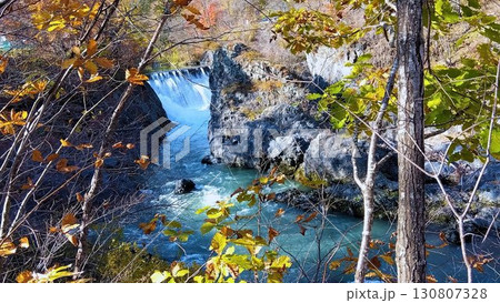 秋の渓流と滝の風景写真 130807328