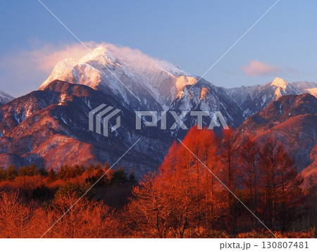 中央道八ヶ岳パーキングエリアから望む冬の甲斐駒ヶ岳 130807481