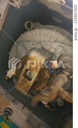 壊れた洗濯機の底 130807802