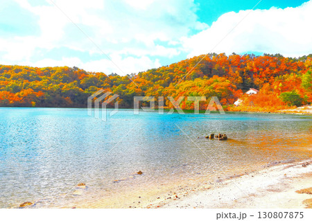 爽やかな青空と鮮やかな潟沼の紅葉 130807875