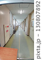誰もいない学校の校舎の廊下 130807892