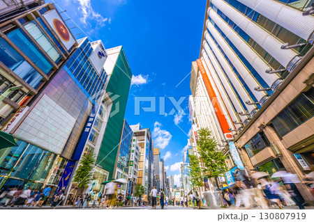 日本の東京都市景観9月7日。東京・銀座の歩行者天国などを望む 130807919