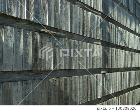 冬の斜光の当たる古い板塀風景 130808026