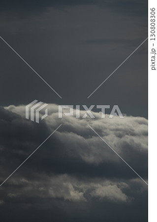 鳥取県の朝の山並みにかかる雨雲 130808306