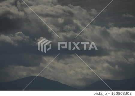 鳥取県の朝の山並みにかかる雨雲 130808308