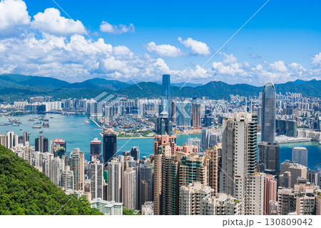 香港　ビクトリアハーバーと摩天楼 130809042