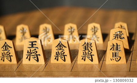 王将と駒が並ぶイメージ 王将と駒が並ぶイメージ 130809332