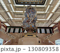 正面から見た日本橋三越の天女像と階段と天井 130809358