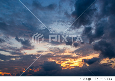 夏の夕暮れの茜色の空 夏の夕暮れの茜色の空 130809433